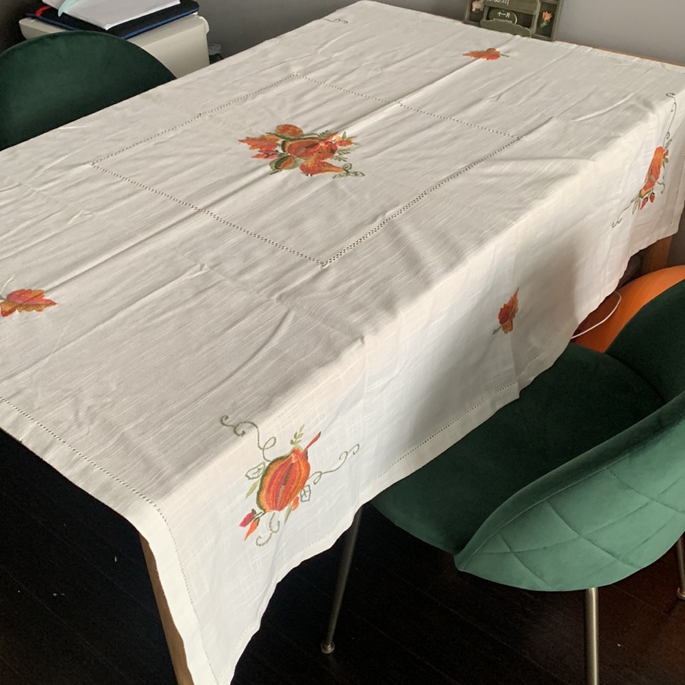 ✨ Beautiful Embroidered Table Linen - Picture 4 of 15